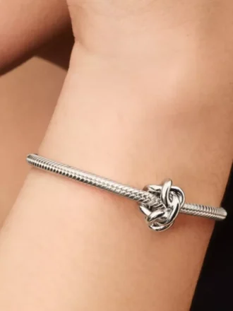 charm i form av en ondlighetsknut i sterlingsilver 1 330x440 - Charm i form av en o&auml;ndlighetsknut i sterlingsilver